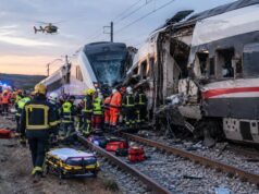 Tragedia ferroviaria en España: los equipos de rescate buscan más víctimas entre los restos de los trenes