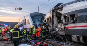 Tragedia ferroviaria en España: los equipos de rescate buscan más víctimas entre los restos de los trenes