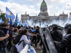 Marcha Federal Universitaria: enfrentamientos entre manifestantes y policías frente al Congreso argentino