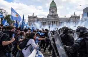 Marcha Federal Universitaria: enfrentamientos entre manifestantes y policías frente al Congreso argentino