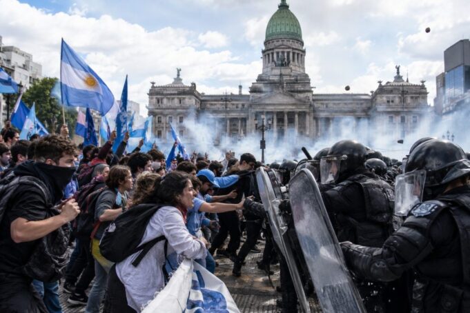 Marcha Federal Universitaria: enfrentamientos entre manifestantes y policías frente al Congreso argentino